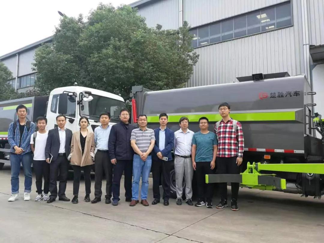 驚艷！“智能機(jī)械臂”自裝卸式垃圾車震撼問世